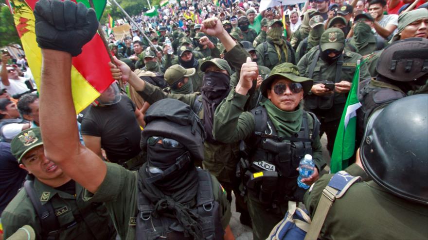 Policías boliviana participan en las protestas antigubernamentales en Santa Cruz, 9 de noviembre de 2019. (Foto: AFP)