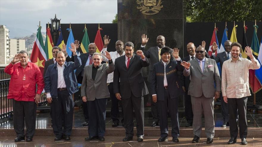 Un grupo de Jefes de gobierno y representantes diplomáticos posan al margen de la XIV Cumbre de la ALBA-TCP en Caracas, 5 de marzo de 2017.