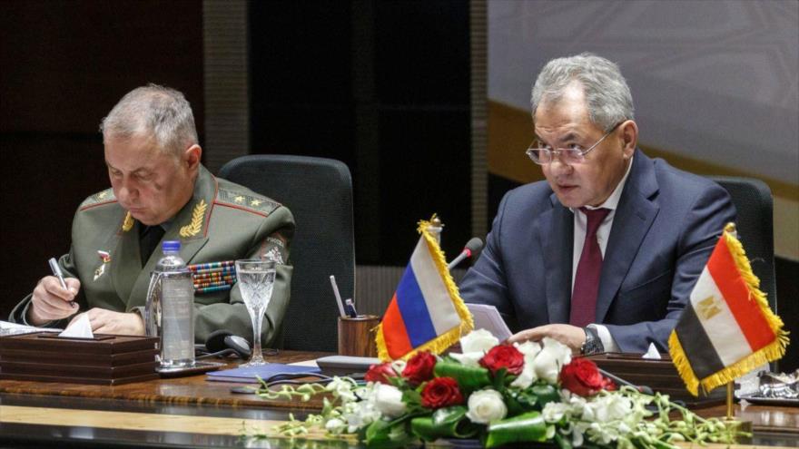 El ministro de Defensa de Rusia, Serguéi Shoigú (drcha.), y su homólogo de Egipto, Mohamed Zaki, en una reunión en El Cairo, 12 de noviembre de 2019.