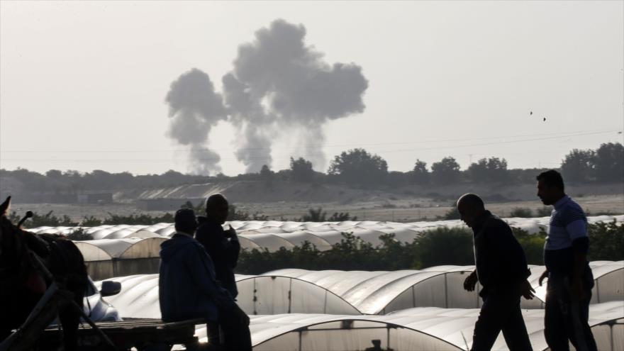 Columnas de humo tras un ataque aéreo israelí contra Jan Yunis, en el sur de la Franja de Gaza, 13 de noviembre de 2019. (Foto: AFP)
