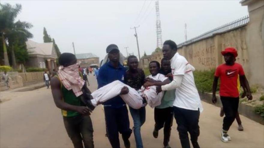 Simpatizantes del sheij Ibrahim al-Zakzaky llevan a un herido tras disparo de la policía en una procesión religiosa en Nigeria, 14 de noviembre de 2019. 