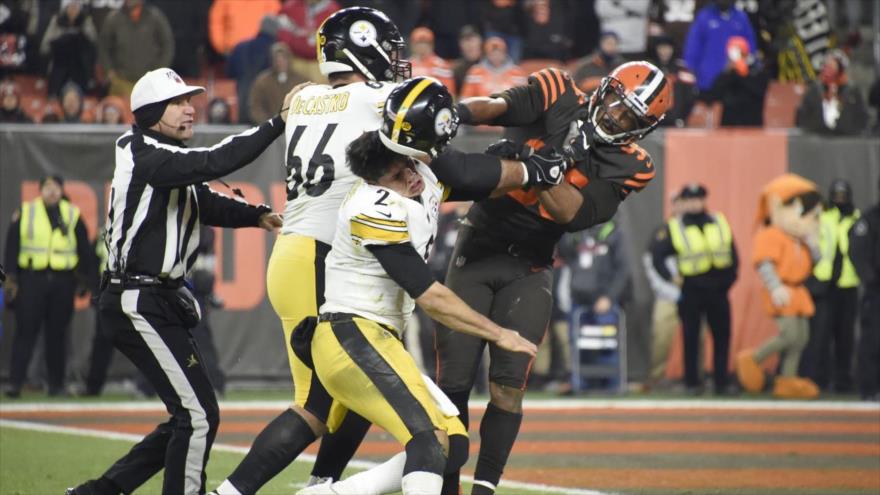 Vídeo: Jugador de NFL golpea a un rival con su propio casco