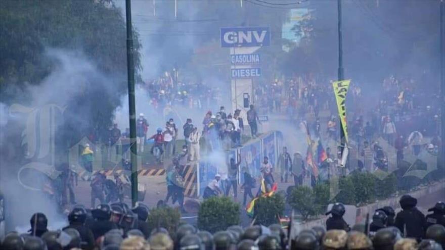 Represión de una masiva movilización de cocaleros de Cochabamba por fuerzas armadas de Bolivia.