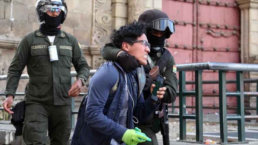 La Policía boliviana arresta a un manifestante durante una protesta, La Paz, 15 de noviembre de 2019. (Foto: AFP)