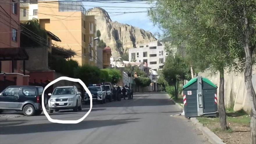 Vehículo de la embajada de EE.UU. en Bolivia placa 28-CD-17 en el lugar que la Policía boliviana detuvo a médicos cubanos.