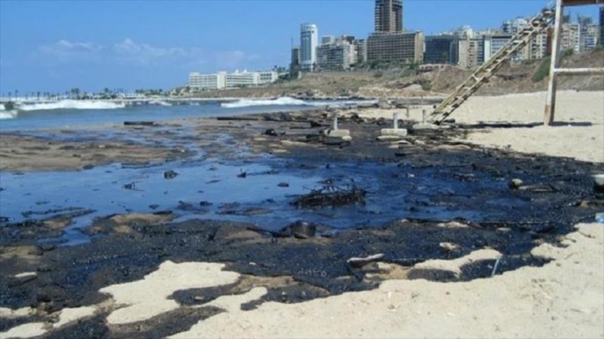 Una playa en Beirut contaminada con petróleo derramado desde la central eléctrica de Yiyeh en el sur de El Líbano, 9 de agosto de 2006. 