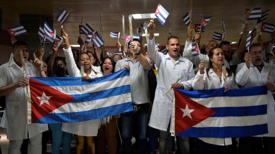 Médicos cubanos después de regresar a su país desde Bolivia en aeropuerto internacional José Martí de La Habana, 16 de noviembre de 2019. (Foto: AFP)