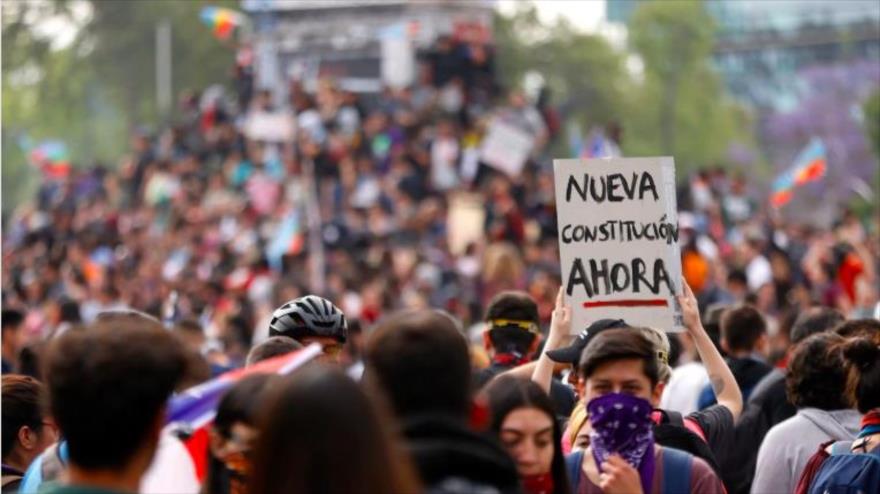 Chilenos demandan una nueva constitución durante manifestaciones en Santiago, la capital. (Foto: Efe)