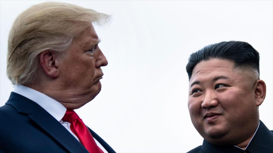 El presidente de EE.UU., Donald Trump (izda.) y el líder norcoreano, Kim Jong-un en la zona desmilitarizada de Panmunjom, 30 de junio de 2019. (Foto: AFP)