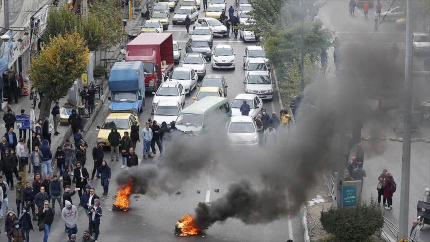 Un grupo de iraníes protagoniza disturbios so pretexto de rechazar el alza de precios de gasolina.