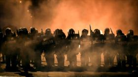 Policía reprime a bolivianos que piden renuncia de los golpistas