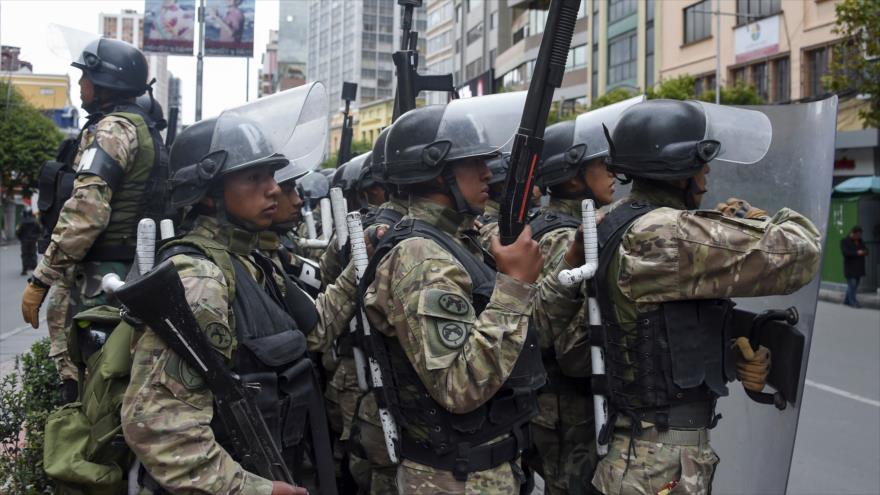 Miembros de las FF.AA. bolivianas se enfrentan a los partidarios del dimisionario presidente boliviano, Evo Morales, en La Paz, la capital administrativa, 14 de noviembre de 2019. (Foto: AFP)