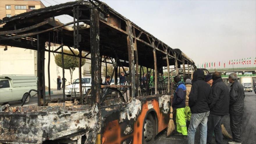 Un autobús afectado por los actos de sabotaje de un grupo de alborotadores durante las protestas en Teherán, 17 de noviembre de 2019. (Foto: AFP)