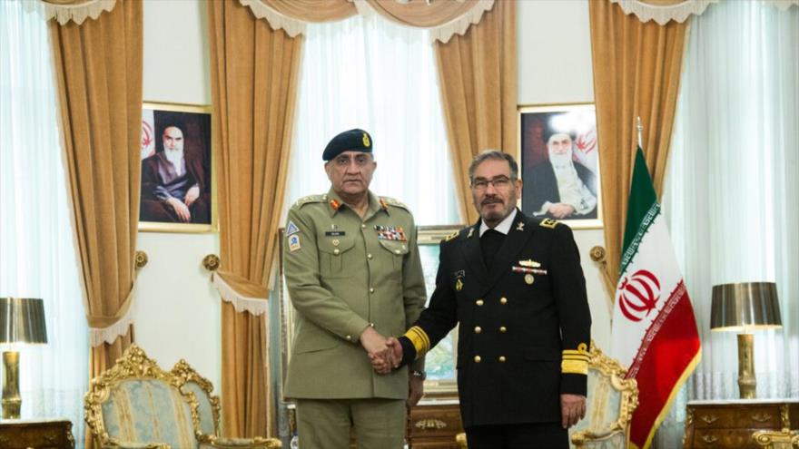 El secretario del Consejo Supremo de Seguridad Nacional de Irán (dcha.) y el jefe del Estado Mayor del Ejército de Paquistán en Teherán, 19 de noviembre de 2019. (Foto: IRNA)