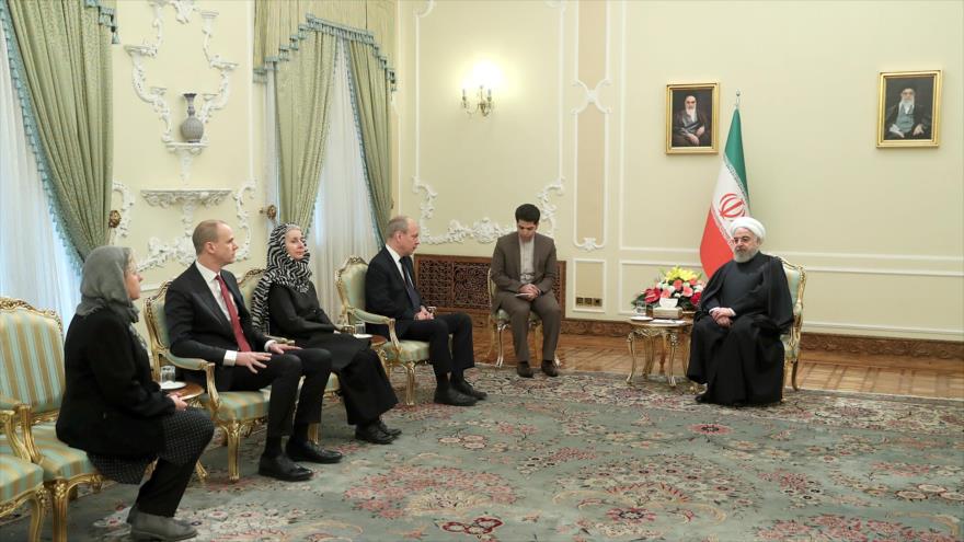 El presidente de Irán, Hasan Rohani (dcha.), se reúne con el embajador sueco, Mattias Lentz, Teherán, 19 de noviembre de 2019. (Foto: president.ir)