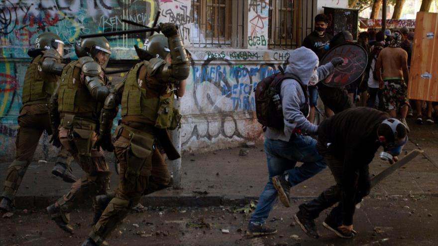 Carabineros siguen reprimiendo las protestas en Chile, 19 de noviembre de 2019. (Foto: AFP)