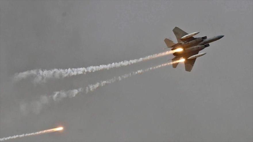 Un avión de combate F-15 de la Fuerza Aérea de Arabia Saudí, en pleno vuelo.
