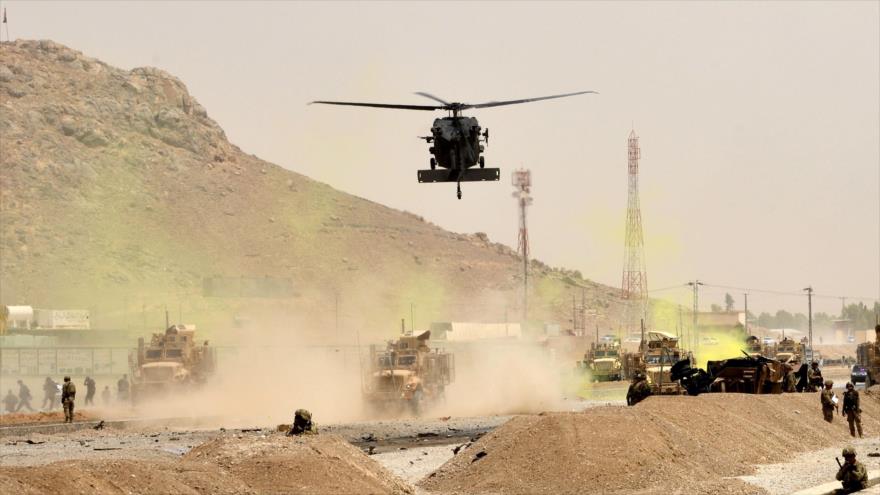 Un helicóptero Black Hawk estadounidense sobrevuela la provincia afgana de Kandahar, 2 de agosto de 2017. (Foto: AFP)