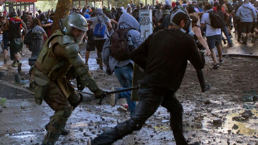 La Policía antidisturbios chilena choca con manifestantes en Santiago, 19 de noviembre de 2019. (Foto: AFP)