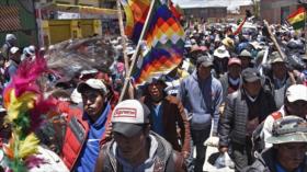 Bolivianos protestan contra Áñez y repudian la represión militar