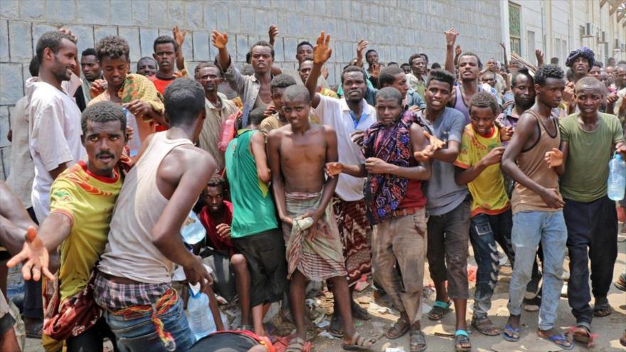 Los refugiados africanos reciben comida y agua en la ciudad portuaria de Adén en Yemen, 23 de abril de 2019. (Foto: AFP)