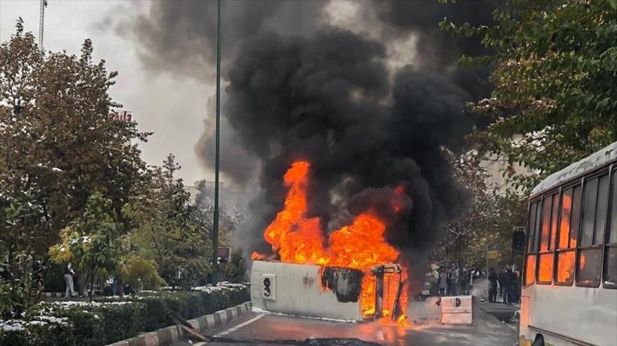 Un autobús de línea se quema, después de que algunos alborotadores lo atacaran con explosivos en la ciudad iraní de Shiraz. (Foto: Fars).