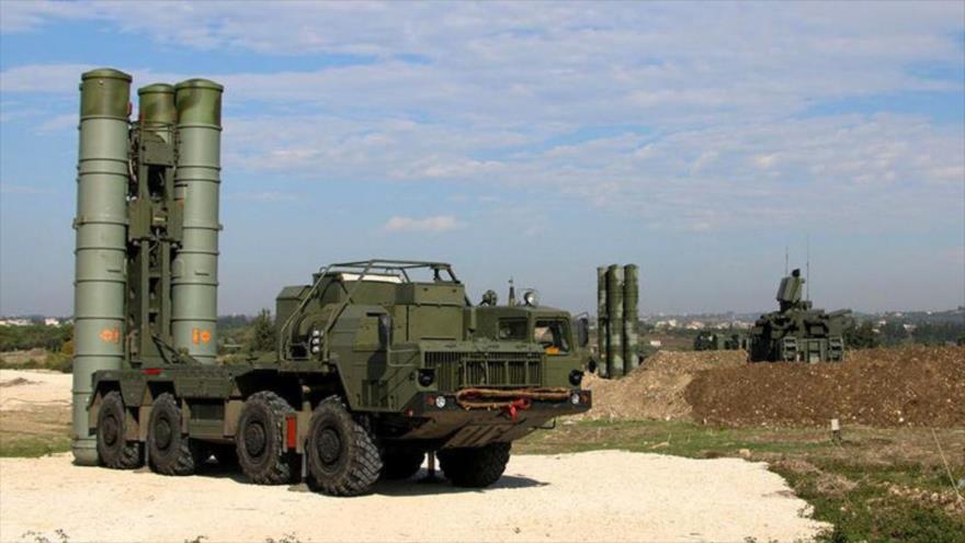 Sistemas de defensa aérea S-400, de fabricación rusa.