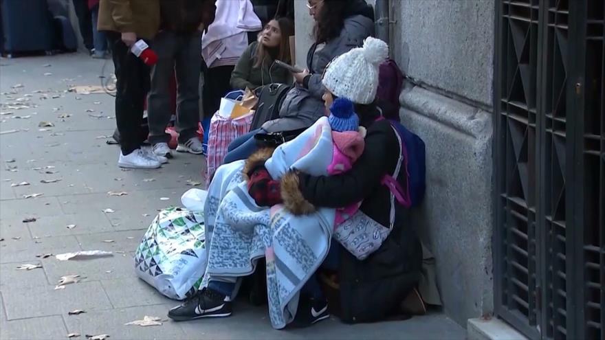 Muchos migrantes en España duermen en calles pese al frío 