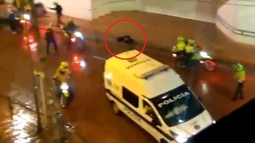 Vídeo: Policías de Colombia atacan brutalmente a una comunicadora | HISPANTV