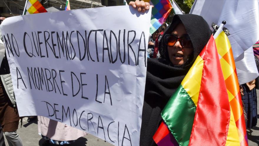 Una manifestante porta una pancarta en La Paz que rechaza la dictadura en Bolivia, 18 de noviembre de 2019. (Foto: AFP)