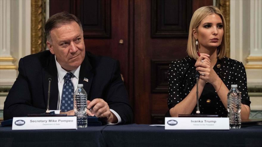 El secretario de Estado de EE.UU., Mike Pompeo; y la asesora del presidente, Ivanka Trump, Washington, 29 de octubre de 2019. (Foto: AFP)