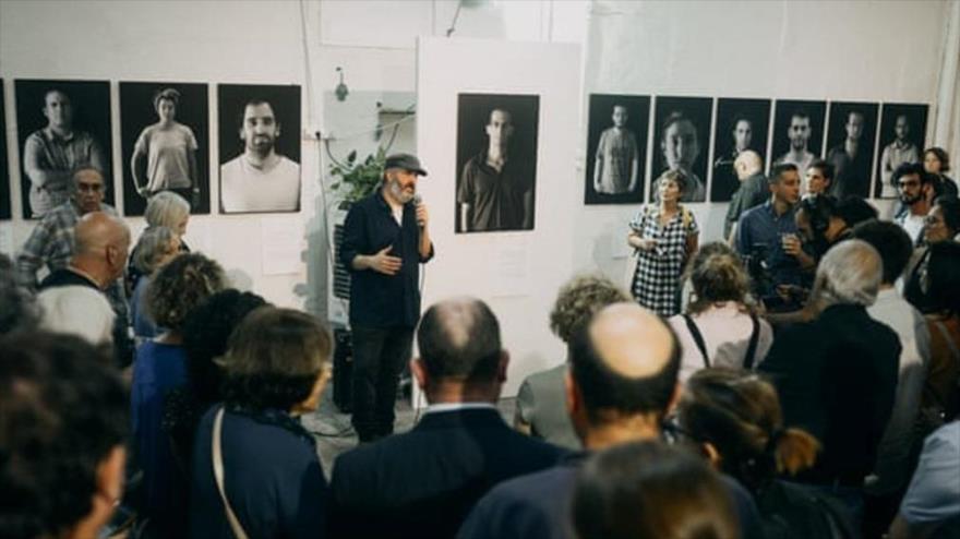 Quique Kierszenbaum, un fotoperiodista uruguayo-israelí, habla en una galería de fotos en Tel Aviv.