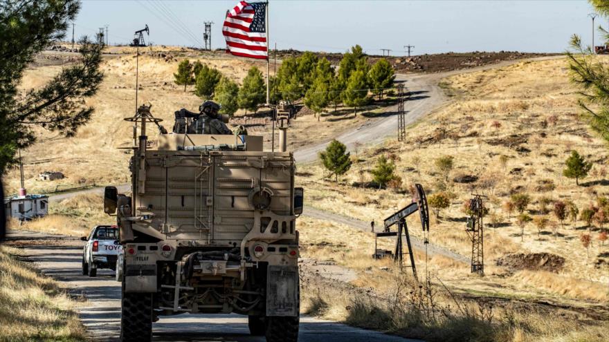 Un coche blindado de EE.UU. patrulla por una región rica en petróleo en la provincia siria de Al-Hasaka, 6 de noviembre de 2019. (Foto: AFP)