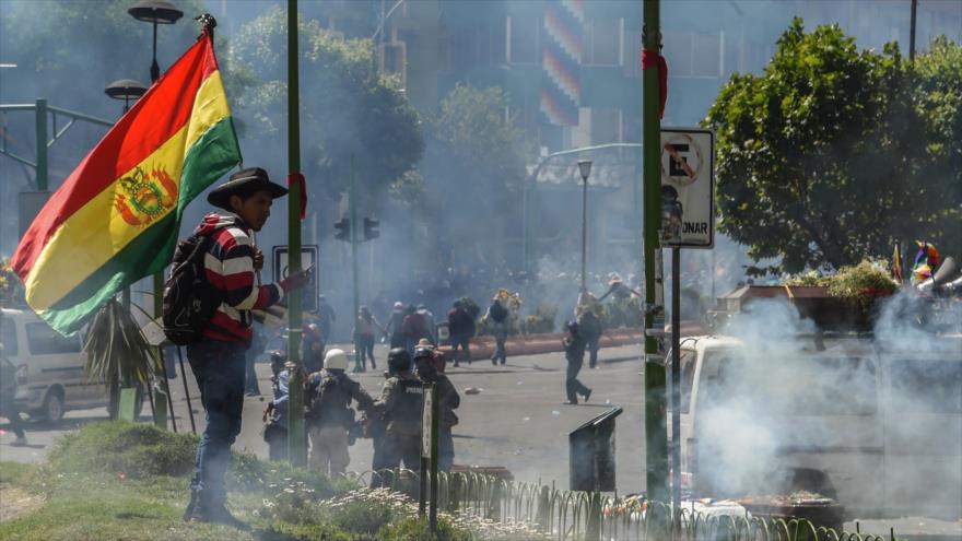 Bolivianos asisten a la procesión fúnebre de 8 partidarios de Morales asesinados en las protestas en La Paz, 21 de noviembre de 2019. (Foto: AFP)