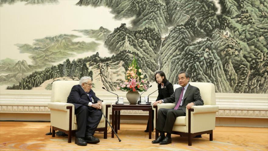 El canciller chino, Wang Yi, en una reunión con el exsecretario de Estado de EE.UU., Henry Kissinger, en Pekín, 22 de noviembre de 2019. (Foto: AFP)