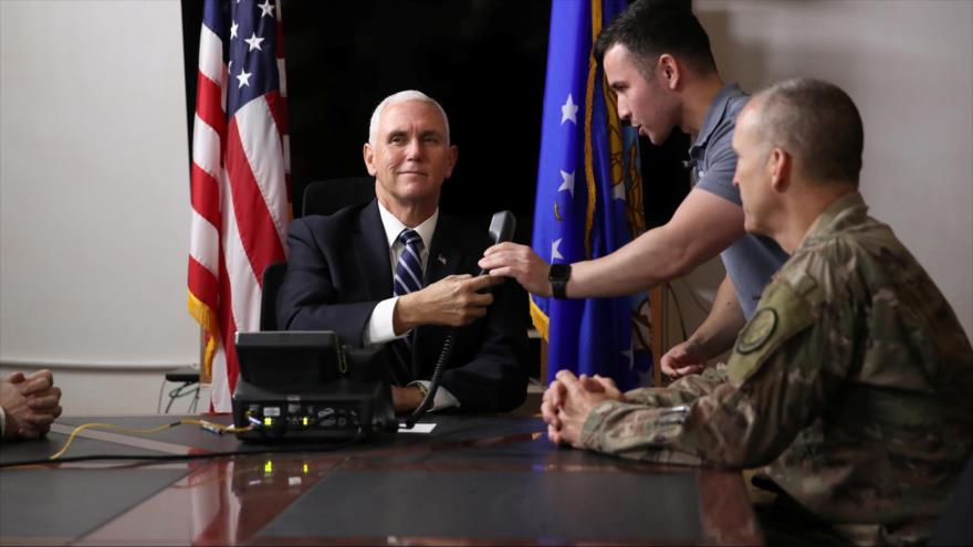 Mike Pence habla por teléfono con el premier iraquí, Adel Abdul-Mahdi, en la base aérea de Ain Al-Asad, 23 de noviembre de 2019. (Foto: Reuters)