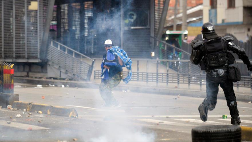 Policía de Colombia hiere en la cabeza a joven con granada de gas | HISPANTV