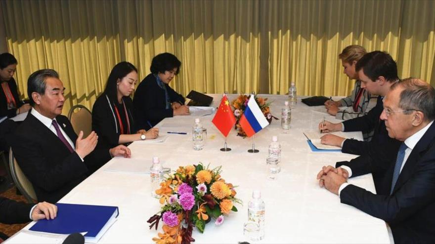 El canciller de China, Wang Yi, reunido con su par ruso, Serguéi Lavrov, en Nagoya, Japón, el 23 de noviembre de 2019. (Foto:Xinhua)