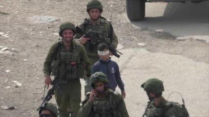 Vídeo: Tropas israelíes raptan a niño palestino con ojos vendados