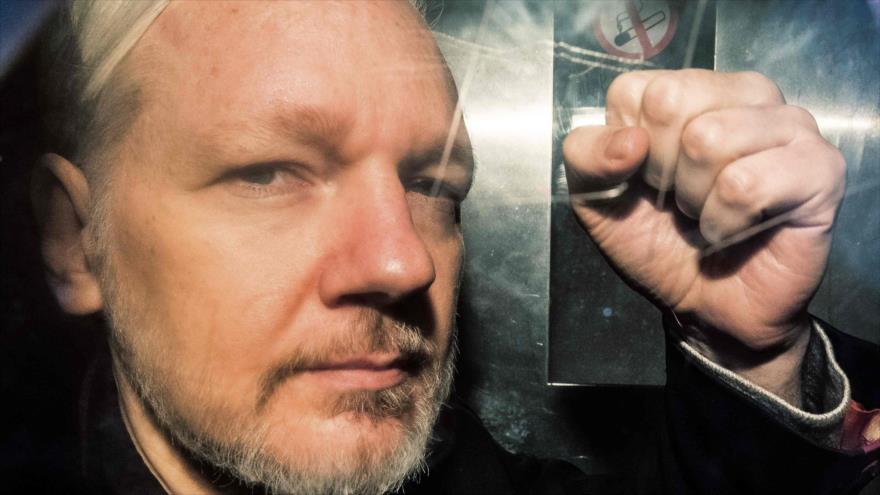 El fundador de WikiLeaks, Julian Assange, gesticula desde una camioneta de la prisión en Londres, la capital británica, 1 de mayo de 2019. (Foto: AFP)