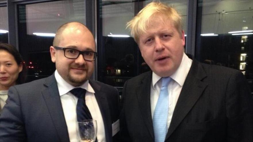 El político británico Boris Johnson fotografiado en un evento con el diplomático ruso Serguéi Nalobin.