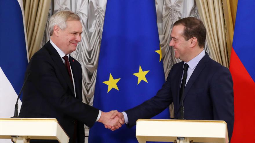 El premier ruso, Dmitri Medvédev (dcha.), y su par finlandés, Antti Rinne, en una conferencia de prensa en Moscú, 25 de noviembre de 2019. (Foto: AFP)