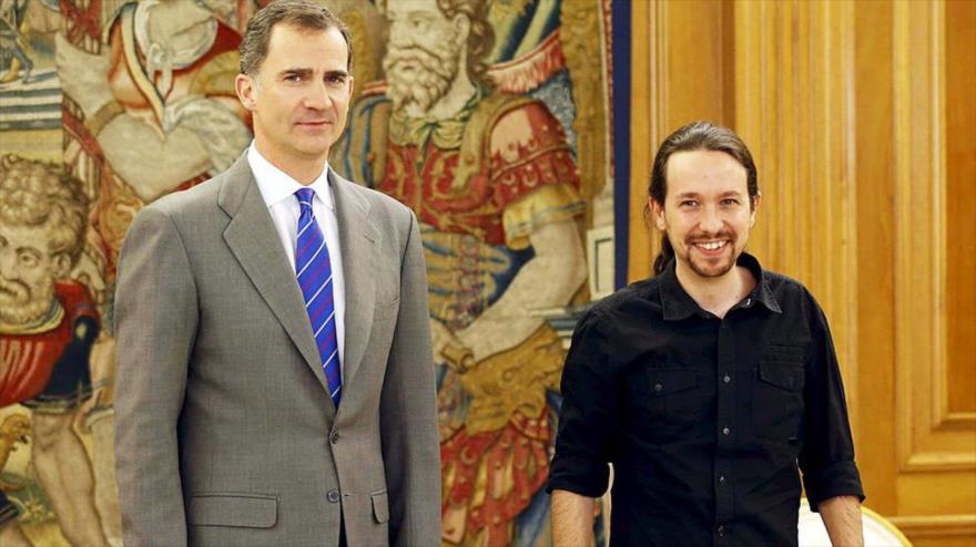 El líder de Podemos, Pablo Iglesias, junto al jefe de Estado español, el rey Felipe VI en el Palacio de la Zarzuela, el 2 de febrero de 2016.