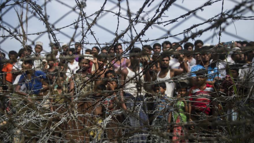 Refugiados Rohingya detrás de una cerca en un asentamiento temporal en una zona fronteriza de entre Myanmar y Bangladés, 25 de abril de 2018. (Foto: AFP)