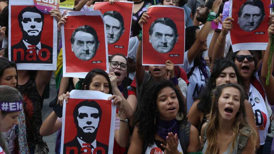 Miles de mujeres manifestan contra las políticas del presidente de Brasil, Jair Bolsonaro, 18 de octubre de 2018.