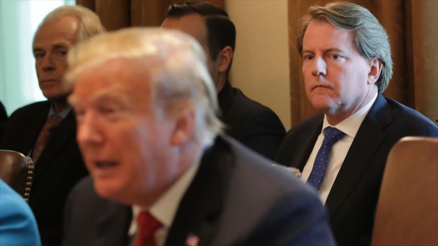 El exasesor de la Casa Blanca Don McGahn sentado detrás del presidente estadounidense, Donald Trump, en una reunión del Gabinete.