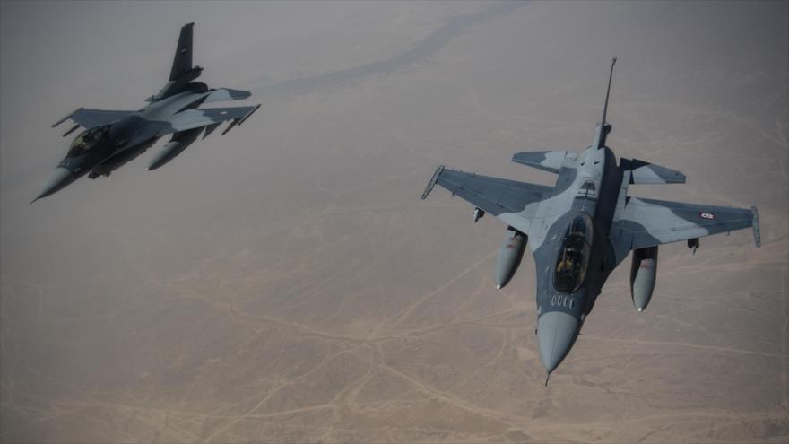 Dos cazabombarderos F-16 de la Fuerza Aérea iraquí en pleno vuelo.