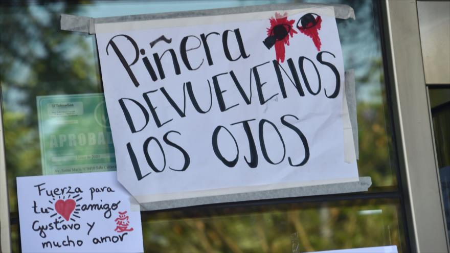Un letrero en la entrada de la Clínica Santa María en Santiago, la capital, 10 de noviembre de 2019. (Foto: AFP)