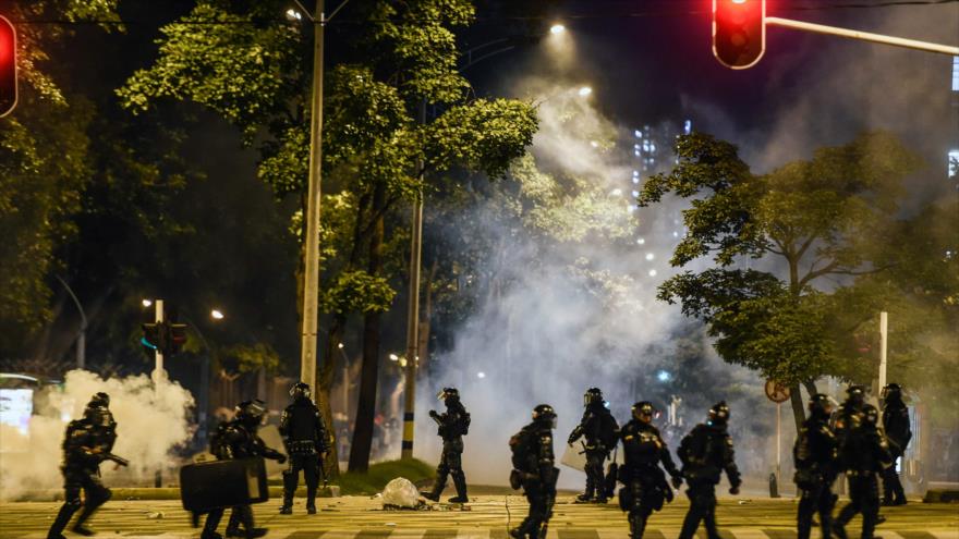 Agentes del Escuadrón móvil contra disturbios (ESMAD) se enfrentan con estudiantes universitarios en la ciudad de Medellín, 21 de noviembre de 2019. 