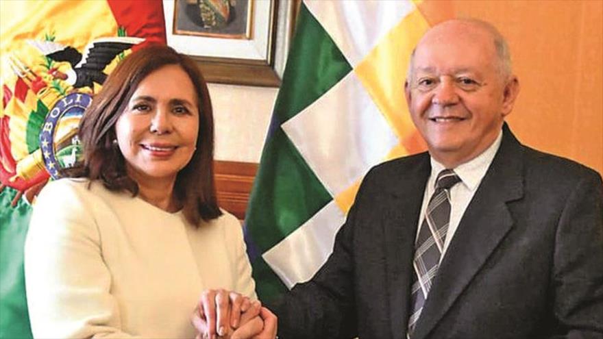Karen Longaric, canciller del gobierno de facto de La Paz, y Walter Serrate, designado embajador de Bolivia en EE.UU., 26 de noviembre de 2019. (Foto: ABI)